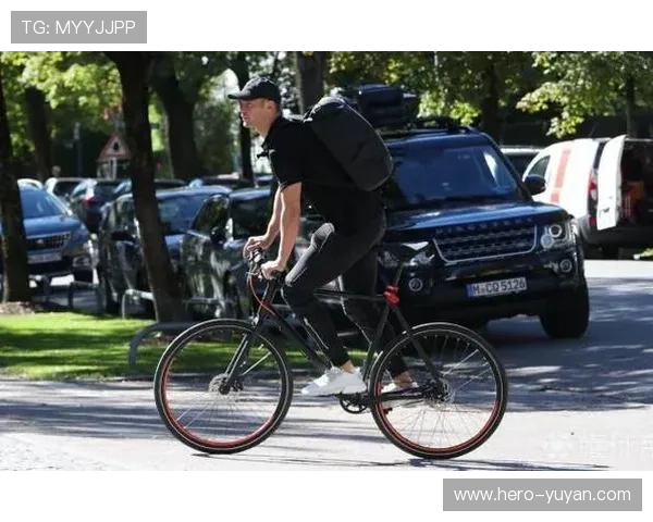 足球球星挑战环保出行 亲自骑自行车上班引发热议